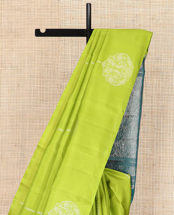 Borderless green zari buttas